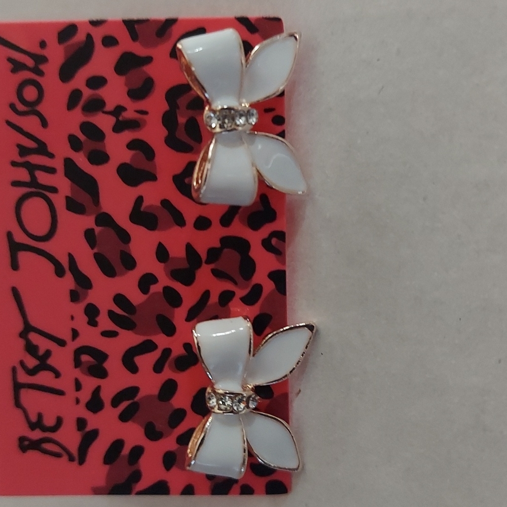 Bestey Johnson earrings nwot